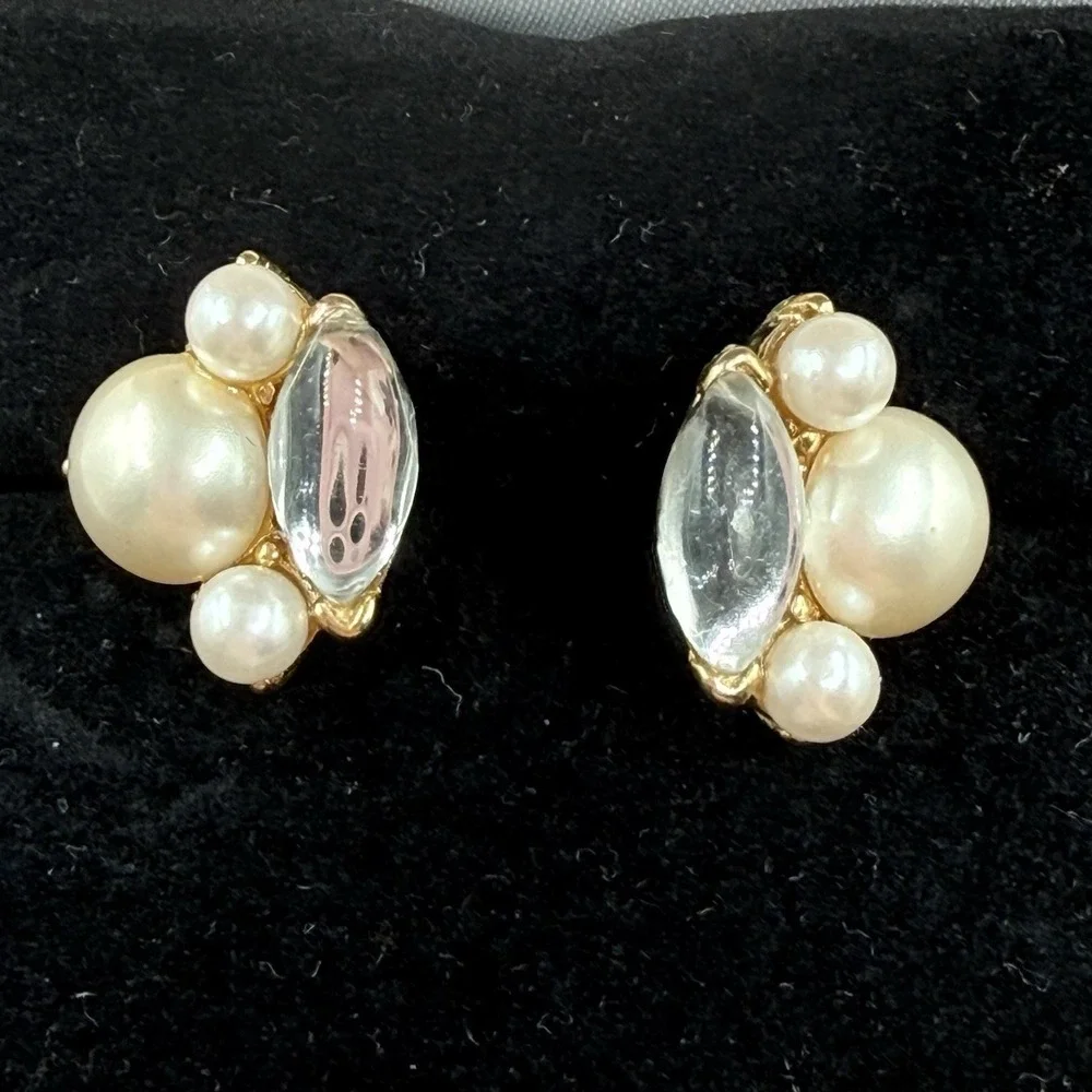 Signed Trifari Vintage Cluster Pearl Stud Earrings Pierced Gold‎ Tone Glam